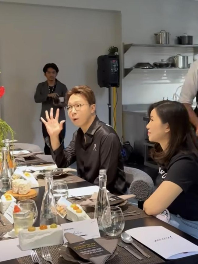 Seru! Dr Richard Lee Kompak Review Makanan Bareng Istri