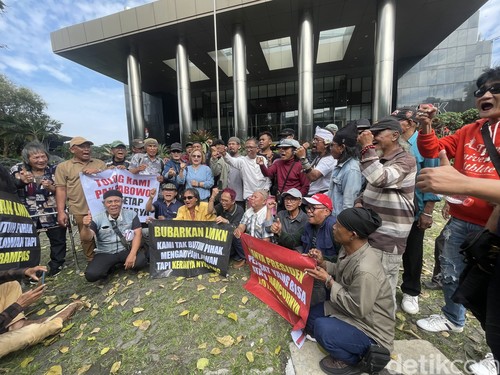 Organisasi Garputala atau Garda Publik Pencipta Lagu di depan Gedung KPK, Kuningan, Jakarta Selatan. Mereka melaporkan LMKN terkait pembekuan dana royalti Rp 14 miliar.