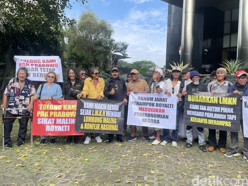 Organisasi Garputala atau Garda Publik Pencipta Lagu di depan Gedung KPK, Kuningan, Jakarta Selatan. Mereka melaporkan LMKN terkait pembekuan dana royalti Rp 14 miliar.