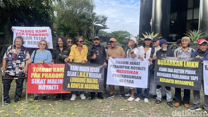 Organisasi Garputala atau Garda Publik Pencipta Lagu di depan Gedung KPK, Kuningan, Jakarta Selatan. Mereka melaporkan LMKN terkait pembekuan dana royalti Rp 14 miliar.