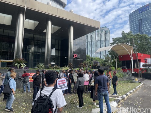 Organisasi Garputala atau Garda Publik Pencipta Lagu di depan Gedung KPK, Kuningan, Jakarta Selatan. Mereka melaporkan LMKN terkait pembekuan dana royalti Rp 14 miliar.
