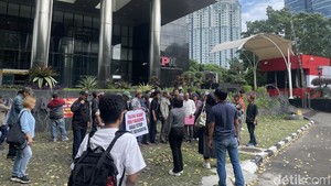 Organisasi Garputala atau Garda Publik Pencipta Lagu, dipimpin Ali Akbar, berdemonstrasi di depan Gedung KPK, Kuningan, Jakarta Selatan.