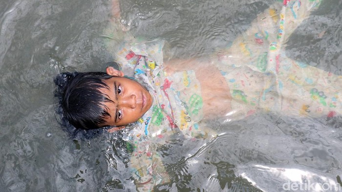 Banjir rob menggenangi kawasan permukiman nelayan di Muara Angke, Jakarta Utara, Selasa (6/1/2026). Air laut pasang masuk ke kawasan pemukiman sejak pagi hari dan merendam jalan serta rumah warga dengan ketinggian 40cm.
