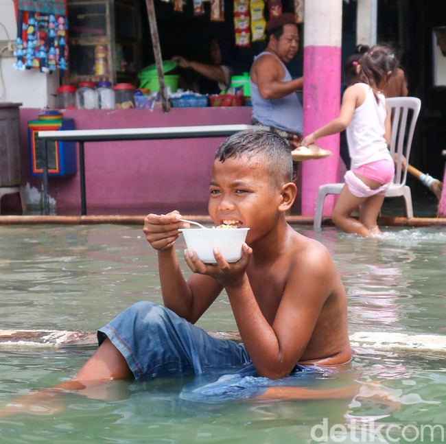 Genangan Rob Tak Hentikan Aktivitas Warga Muara Angke