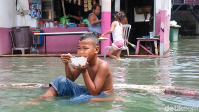 Genangan Rob Tak Hentikan Aktivitas Warga Muara Angke
