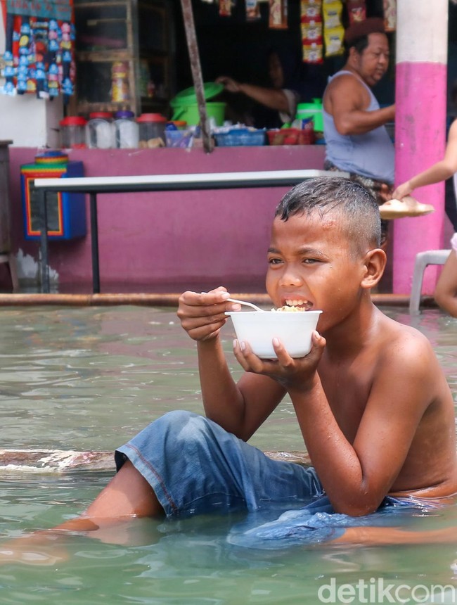 Genangan Rob Tak Hentikan Aktivitas Warga Muara Angke
