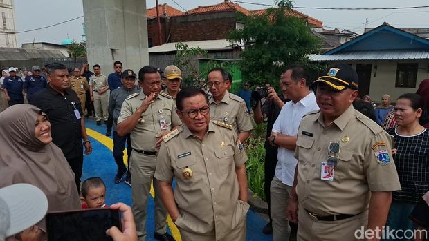 Gubernur DKI Jakarta Pramono Anung meninjau Taman Gapura Muka Cakung, Jakarta Timur. Dia menyerap aspirasi warga dan ingin menambah fasilitas. (B Belia/detikcom)