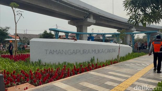 Gubernur DKI Jakarta Pramono Anung meninjau Taman Gapura Muka Cakung, Jakarta Timur. Dia menyerap aspirasi warga dan ingin menambah fasilitas. (B Belia/detikcom)