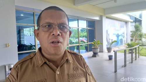 Gubernur NTT, Emanuel Melkiades Laka Lena, saat diwawancarai detikBali di Kantor Gubernur, Selasa (6/1/2026).