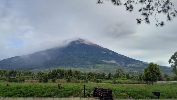 Gunung Kerinci di Kabupaten Kerinci, Jambi