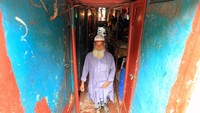 Hotel terapung ini berada di 3 kapal bertingkat dua yang ditambatkan di sepanjang tepian sungai di pinggiran barat daya kota. Cara masuknya, terdapat area resepsionis untuk membayar dan menukar kartu identitas. Untuk masuk ke dalam, terdapat papan panjang yang menghubungkan daratan dan mulut kapal. Foto: Caters News Agency via Daily Mail