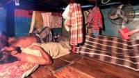 Di dalam setiap kamar terdapat tempat tidur dan kloset umum untuk buang air. Terdapat 15 kamar yang dapat menampung sekitar 60 orang. Di dalamnya sudah ada alas tidur, bantal, selimut, dan kipas angin. Foto: Caters News Agency via Daily Mail