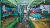 Hotel Faridpur merupakan hotel terapung di tepi Sungai Buriganga, Dhaka, Bangladesh yang banyak dikunjungi wisatawan mancanegara karena harganya yang murah, yakni hanya 50 sen dollar Amerika atau saat ini sekitar Rp 8.381 (kurs Rp 16.762).  Foto: Noor-A-Alam via The Business Standard