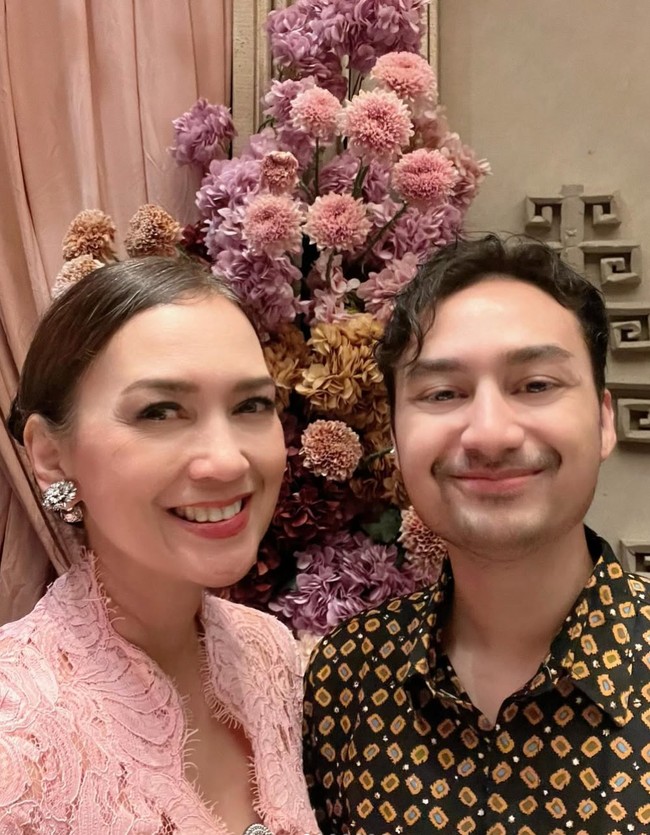Tak sendirian, Ira ditemani putranya, Radya Bagaskara. Pose bareng sang anak yang sudah dewasa, Ira jadi semakin terlihat bak tak menua. Foto: Instagram/@irawbw