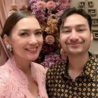 Tak sendirian, Ira ditemani putranya, Radya Bagaskara. Pose bareng sang anak yang sudah dewasa, Ira jadi semakin terlihat bak tak menua. Foto: Instagram/@irawbw