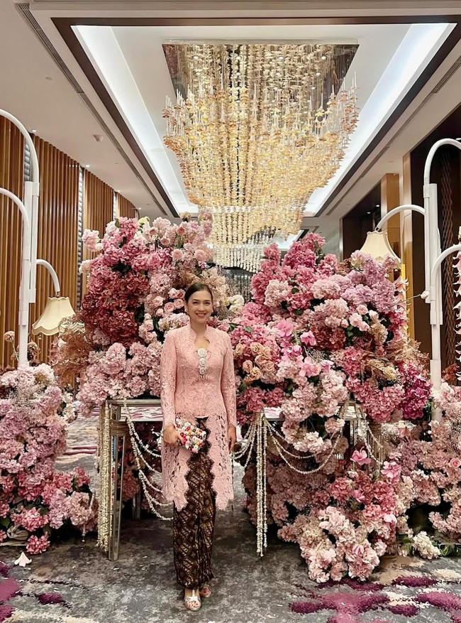 Kakak Ari Wibowo itu tampil cantik memukau kenakan kebaya baby pink dipadukan dengan kain lilit batik berwarna coklat. Rambutnya tersanggul rapi, membuat penampilannya makin terlihat anggun. Foto: Instagram/@irawbw