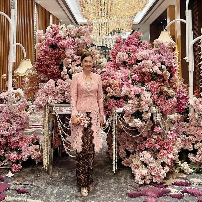 Potret Ira Wibowo Kondangan Bareng Anak, Bak Tak Menua di Usia 58 Tahun