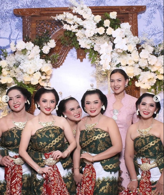 Lahir pada 20 Desember 1967, saat ini Ira berusia 58 tahun. Meski di usianya yang sudah tak muda lagi, namun Ira masih terlihat cantik dan awet muda dengan tubuh yang langsing. Foto: Instagram/@irawbw