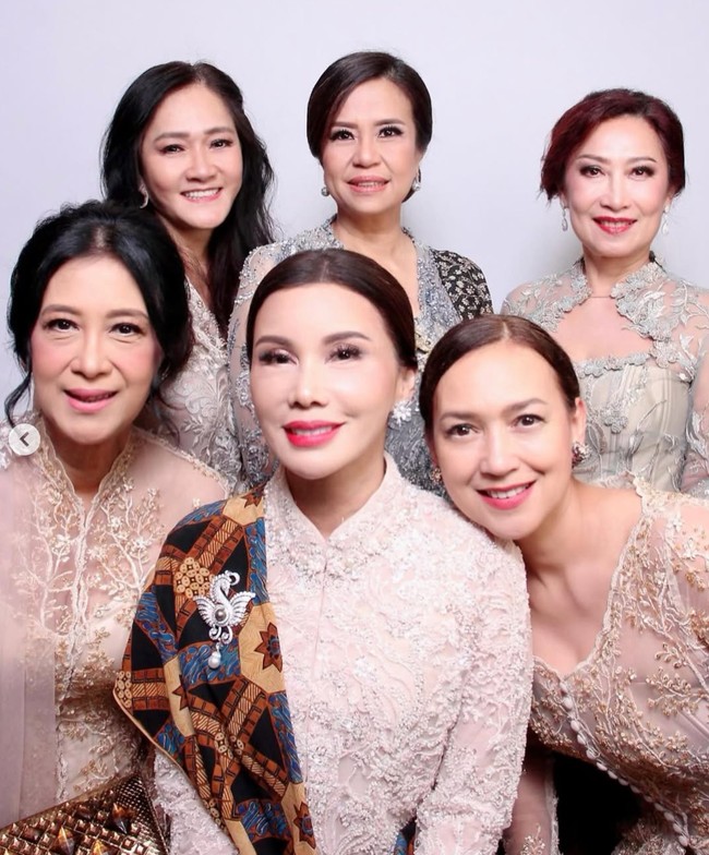 Riasan wajah yang dikenakan Ira pun terlihat natural dan tidak tebal. Ditambah dengan pulasan lipstik pink, penampilannya jadi terlihat semakin fresh. Foto: Instagram/@irawbw