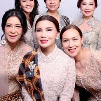 Riasan wajah yang dikenakan Ira pun terlihat natural dan tidak tebal. Ditambah dengan pulasan lipstik pink, penampilannya jadi terlihat semakin fresh. Foto: Instagram/@irawbw