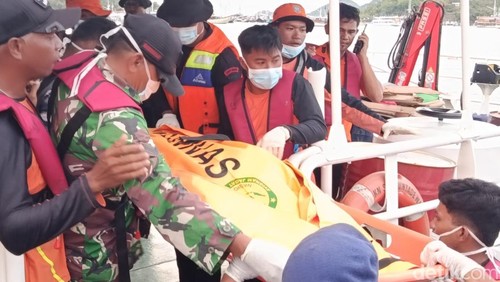 Jenazah diduga anak pelatih sepakbola wanita Valencia CF, Martin Carreras Fernando, tiba di pelabuhan Marina Labuan Bajo, Selasa (6/1/2026).