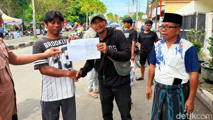 Ramai Jukir Adu Jotos Rebutan Lahan di Alun-alun Bangkalan Saat CFD