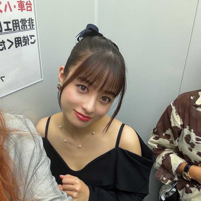 Bintang serial ‘Omusubi’ tersebut kemudian menggunakan ’Phone a Friend’ ketika meminta bantuan sesama aktor Ryohei Otani dan Xu Fengfan untuk memilihkan jawaban yang tepat yaitu Niigata. Foto: Instagram @kannahashimoto.mg