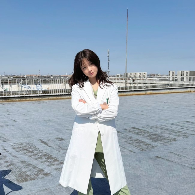 Setelah yakin menjawab, pembawa acara Kazunari Ninomiya dari grup idola Jepang Arashi, kemudian menyerahkan sebuah cek. Ketika dibalik, Kanna terkejut karena ia baru menyadari telah menang 10 juta yen yang berarti jawabannya benar. Foto: Instagram @kannahashimoto.mg