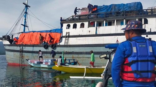 Proses evakuasi barang bawaan dari KLM Mutiara Inti Permata  yang mengalami kerusakan mesin di perairan Gili Lawang, Desa Sugian, Kecamatan Sambelia, Lombok Timur, NTB, Selasa (6/12/2025).
