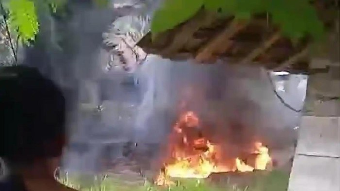 Penampakan bull atau penampungan minyak mentah yang terbakar di Gandu, Blora, Selasa (6/1/2026).