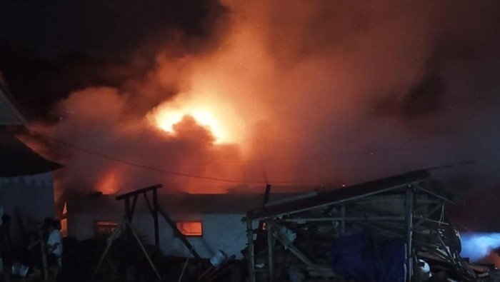 Dini Hari Mencekam, Pabrik Makaroni di Ciamis Hangus Terbakar