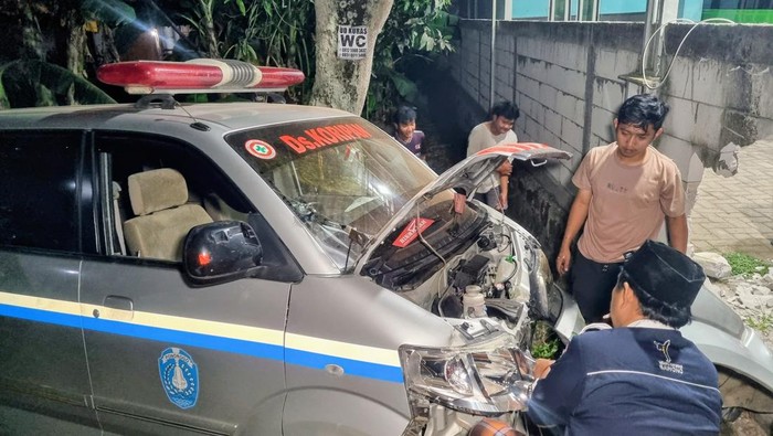 Ambulans Desa Serempet Avanza dan Tabrak Pagar di Jetis Ponorogo