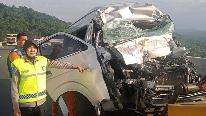 Mobil Rombongan Guru Seruduk Truk di Tol Ungaran, 1 Orang Tewas