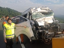 Mobil Rombongan Guru Seruduk Truk di Tol Ungaran, 1 Orang Tewas