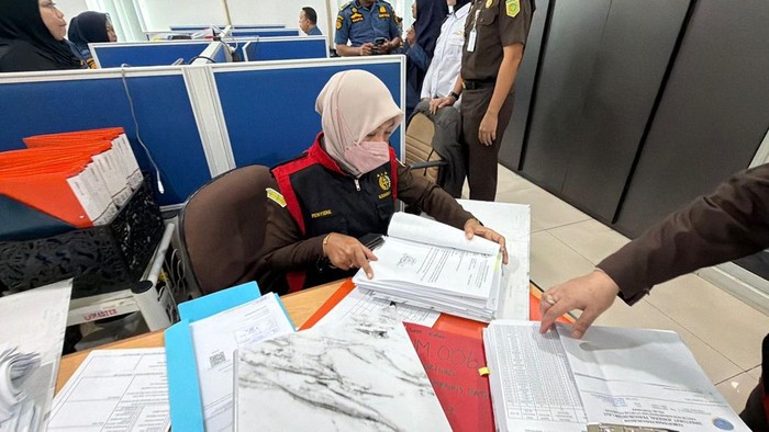 Kejati Kalbar menggeledah sejumlah lokasi terkait dugaan korupsi PT Laman Mining. (Dokumentasi Penkum Kejati Kalbar)