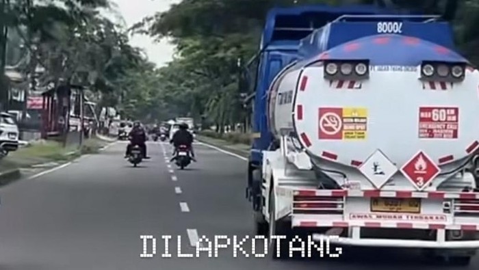 Viral Kernet Truk BBM Merokok Saat Berkendara Berujung Dipecat