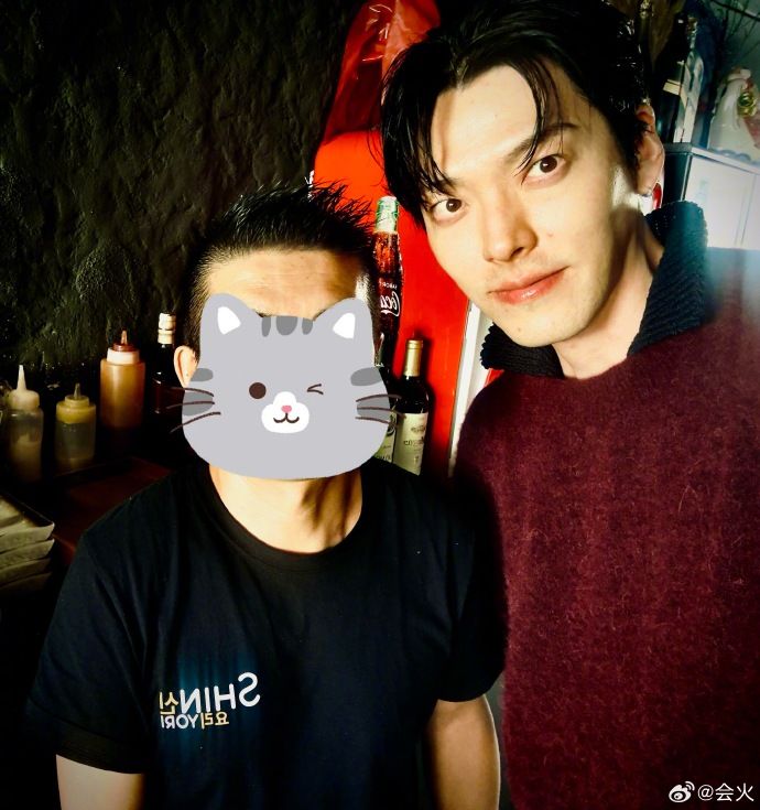 Kim Woo Bin dan Shin Min Ah terungkap berbulan madu di Spanyol. Pasangan itu meladeni ajakan foto bersama dan memberikan tanda tangan.