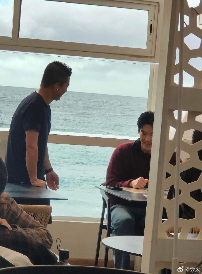 Kim Woo Bin dan Shin Min Ah terungkap berbulan madu di Spanyol. Pasangan itu meladeni ajakan foto bersama dan memberikan tanda tangan.