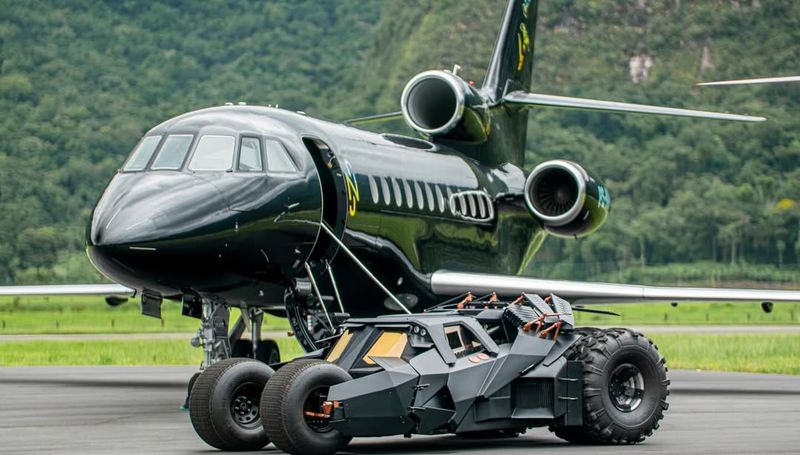 Bintang sepakbola Brasil, Neymar, memamerkan tunggangan mewahnya. Dia memiliki replika Batmobile seharga Rp 25 miliar, jet pribadi hingga helikopter.