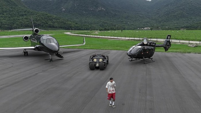 Neymar Pamer Koleksi Mewah Anti-mainstream: Batmobile, Jet Pribadi, Helikopter