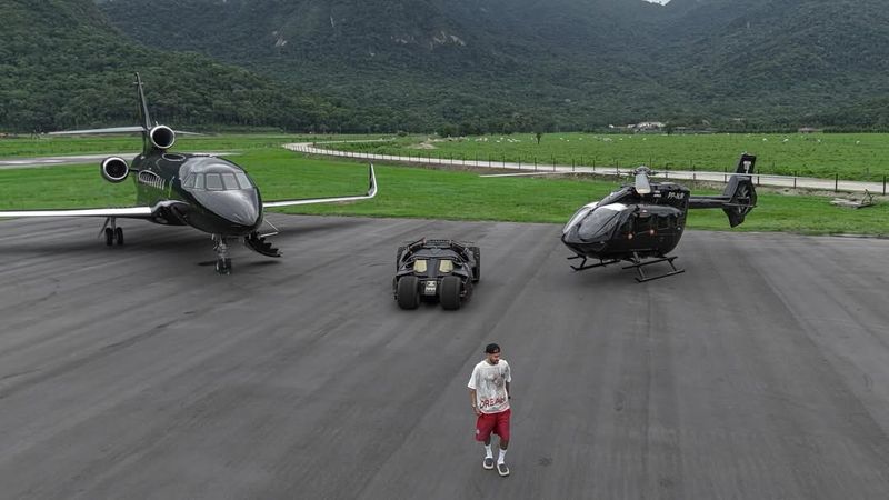 Bintang sepakbola Brasil, Neymar, memamerkan tunggangan mewahnya. Dia memiliki replika Batmobile seharga Rp 25 miliar, jet pribadi hingga helikopter.