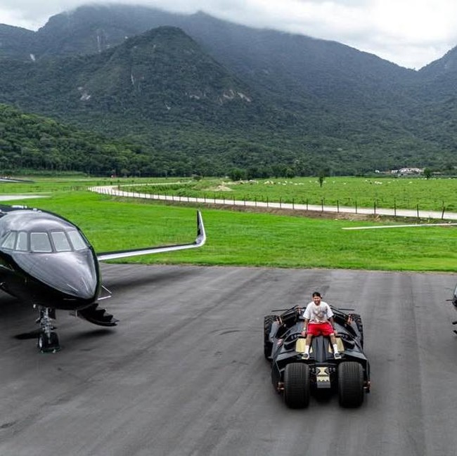 Neymar Pamer Koleksi Mewah Anti-mainstream: Batmobile, Jet Pribadi, Helikopter
