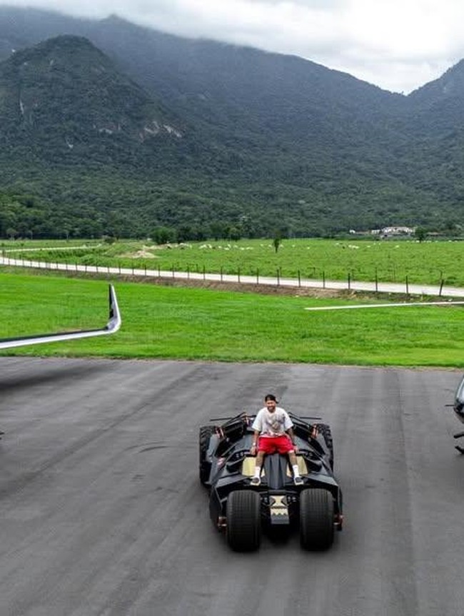 Neymar Pamer Koleksi Mewah Anti-mainstream: Batmobile, Jet Pribadi, Helikopter
