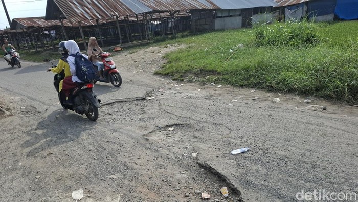 Jalan Danau Tempe di Binjai Rusak Parah, 20 Tahun Tak Pernah Diperbaiki