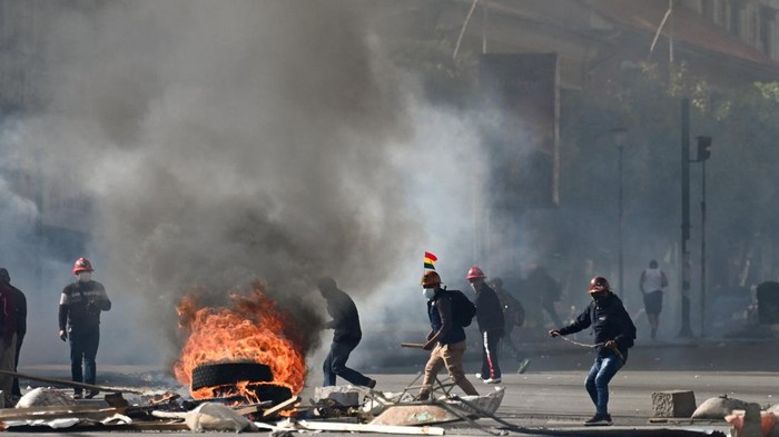Situasi di ibu kota Bolivia, La Paz, memanas setelah serikat pekerja menghentikan dialog dengan pemerintah dan terlibat bentrokan dengan polisi anti huru hara, Senin (5/1/2026). Aksi tersebut terjadi saat para penambang yang berafiliasi dengan Central Obrera Boliviana (COB) mengikuti pawai bertajuk “Bolivia Tidak untuk Dijual.” REUTERS/Claudia Morales