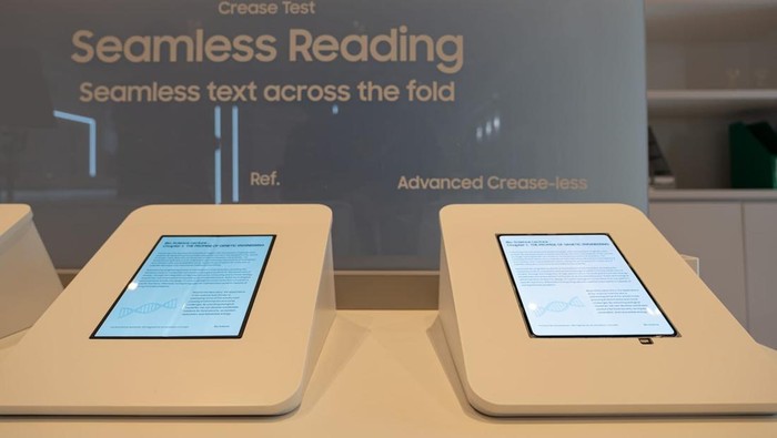 Samsung Display pamer layar OLED foldable tanpa lipatan di CES 2026. Teknologi ini berpotensi dipakai Galaxy Z Fold 8 dan iPhone foldable Apple.