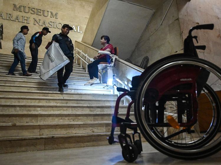 Lift Chair Permudah Akses Difabel di  Monas