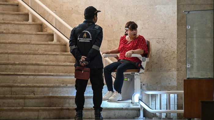 Petugas mendampingi warga penyandang disabilitas menaiki lift chair atau kursi angkat di Monas, Jakarta, Selasa (6/1/2026). Unit Pengelola Kawasan Monumen Nasional menyediakan fasilitas lift chair yang diperuntukkan bagi penyandang disabilitas, lansia, serta pengunjung yang membutuhkan bantuan akses menaiki tangga demi mendukung ruang publik yang inklusif. ANTARA FOTO/Sulthony Hasanuddin/bar