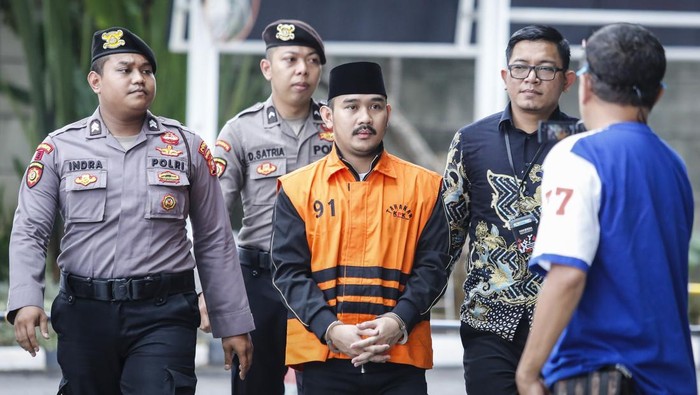 Tersangka kasus dugaan tindak pidana korupsi terkait suap ijon proyek di Kabupaten Bekasi Ade Kuswara Kunang (kanan) berjalan menuju ruang pemeriksaan di Gedung Merah Putih KPK, Jakarta, Selasa (6/1/2026). KPK melakukan pemeriksaan terhadap mantan Bupati Bekasi Ade Kuswara Kunang sebagai tersangka dalam kasus tersebut. ANTARA FOTO/Asprilla Dwi Adha/rwa.