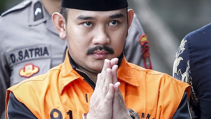 Tersangka kasus dugaan tindak pidana korupsi terkait suap ijon proyek di Kabupaten Bekasi Ade Kuswara Kunang (kanan) berjalan menuju ruang pemeriksaan di Gedung Merah Putih KPK, Jakarta, Selasa (6/1/2026). KPK melakukan pemeriksaan terhadap mantan Bupati Bekasi Ade Kuswara Kunang sebagai tersangka dalam kasus tersebut. ANTARA FOTO/Asprilla Dwi Adha/rwa.